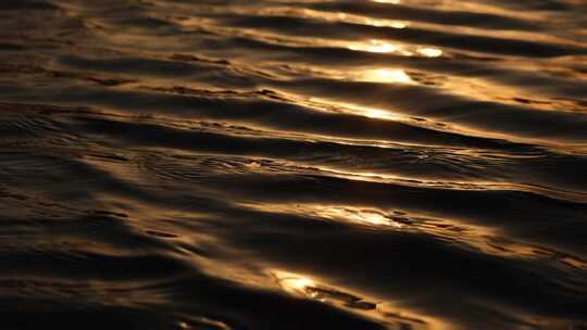 （4k实拍）黄昏时分暖色调的水面波光粼粼