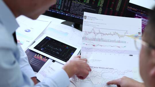 商务金融投资团队电脑看盘炒股分析股票