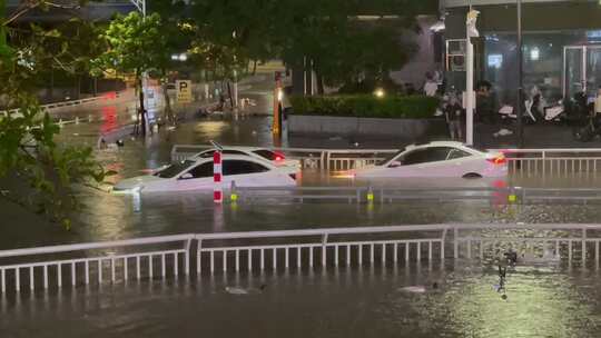 暴雨天道路积水洪涝车子被淹1