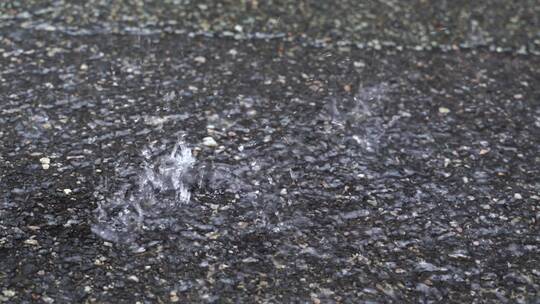 下雨天路面雨水雨滴地面