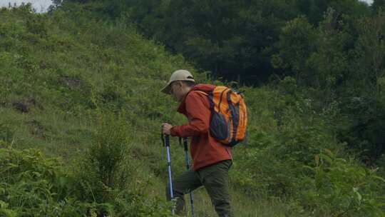 男子户外徒步手持登山杖