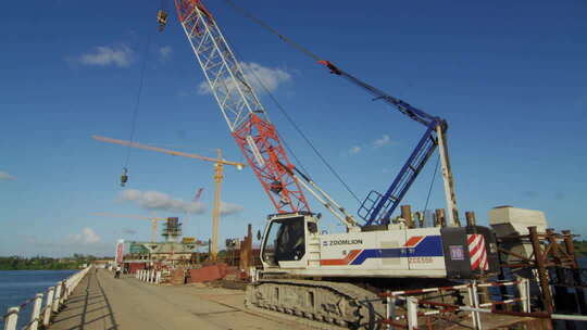 非洲坦桑尼亚港口施工现场的起重机与重型机械
