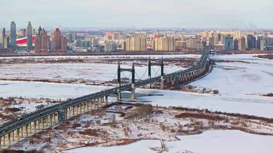 中国黑龙江哈尔滨阳明滩大桥雪景航拍