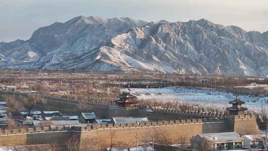 低飞鸡鸣驿关墙带城楼远山雪景