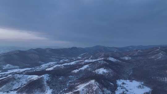 航拍冬季层峦大山暮雪