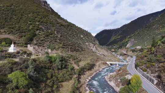 航拍四川甘孜措普沟景区秋色风光