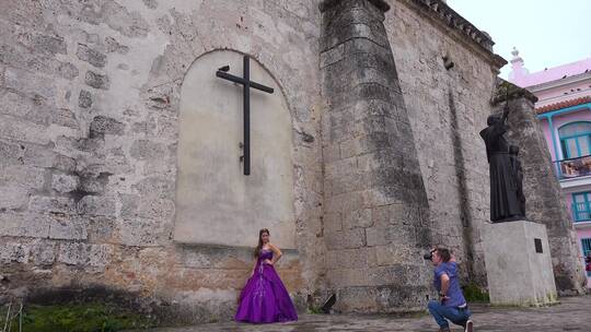穿着婚纱的妇女在教堂前摆姿势拍照视频素材模板下载