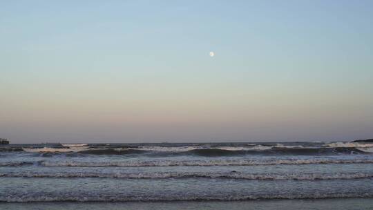 大海月亮海上明月海水海浪傍晚蓝色天空海滩视频素材模板下载