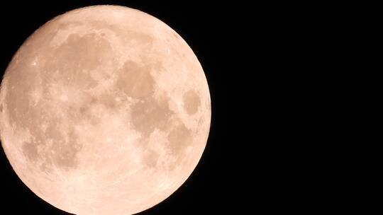 高清拍摄缓慢移动中的月球