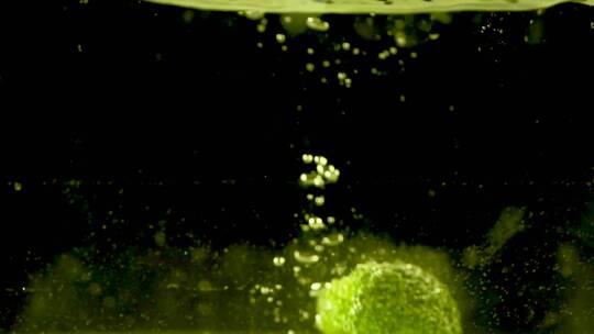 将花椰菜的茎插入液体中的慢镜头
