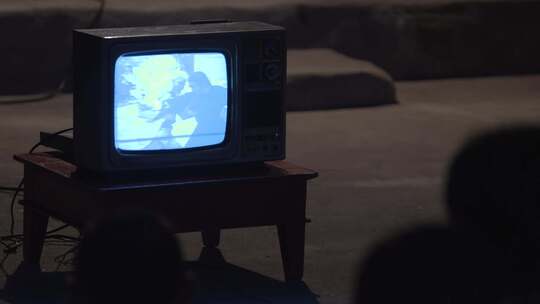 八九十年代农村院子里围着电视机看电视
