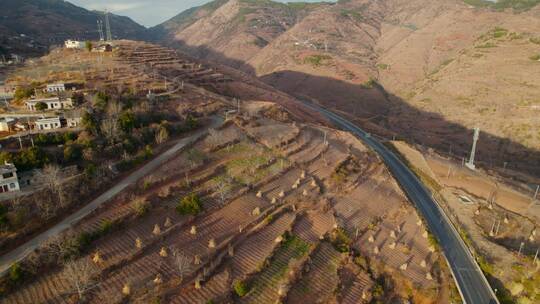 冬季中国西南山区枯黄的草山高速公路民房