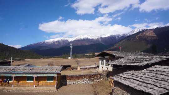 雪山下的藏式村落景观