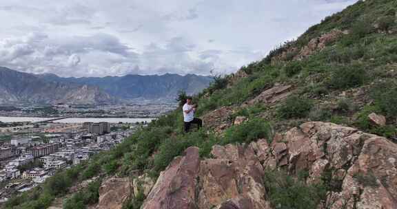 拉萨男子站在山巅航拍