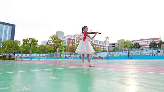 女孩拉小提琴