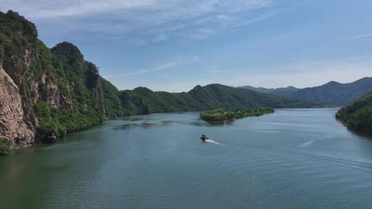 辽宁本溪桓仁虎谷峡绿水青山乘客游船旅游