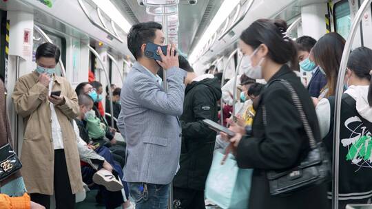 帅气男人地铁里接电话打电话地铁人流