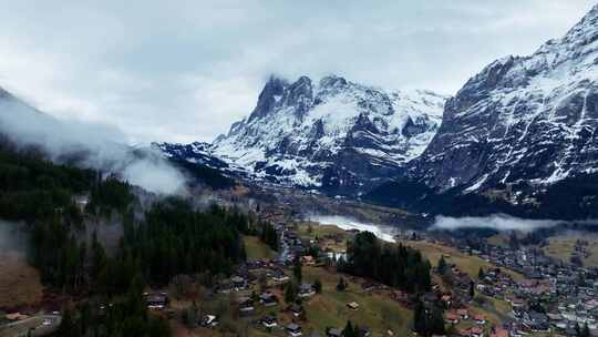 瑞士格林德瓦小镇雪山晨雾