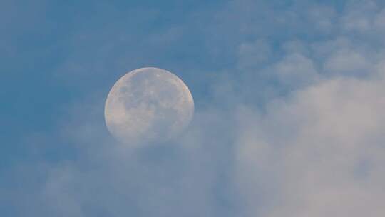 清晨的月亮和流动的云彩视频素材模板下载