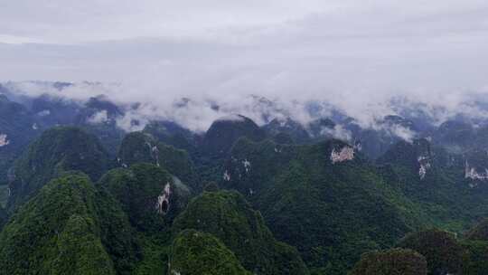 唯美高山云雾萦绕