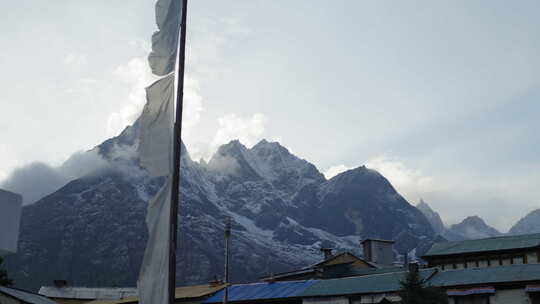 滑翔的喜马拉雅山，祈祷旗在风中飘扬。视频素材模板下载