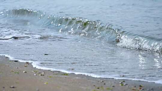 白天海边沙滩海浪浪花沙子特写慢动作