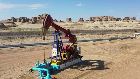 新疆克拉玛依乌尔禾魔鬼城油田石油开采