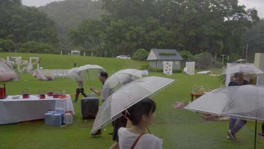 广州户外婚礼活动下雨奔跑视频素材模板下载