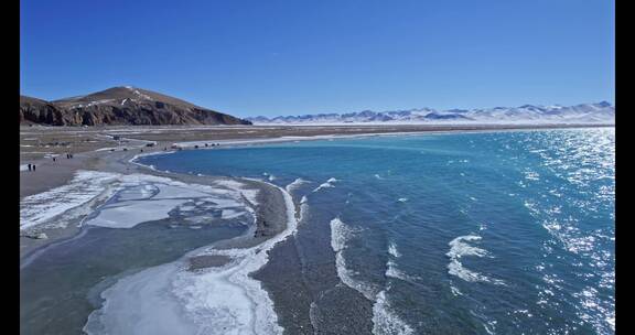 4K航拍高清西藏纳木措湖水高原雪山风景冬季