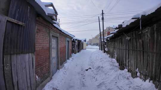 呼伦贝尔老旧住宅区雪景