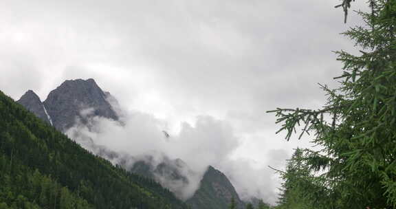 川西结斯沟山谷河流云雾雪山风光实拍