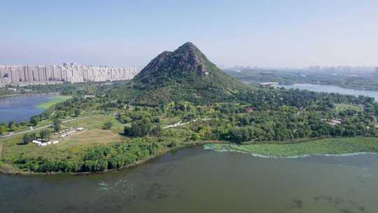 山东济南华山风景区湖面山峰风景