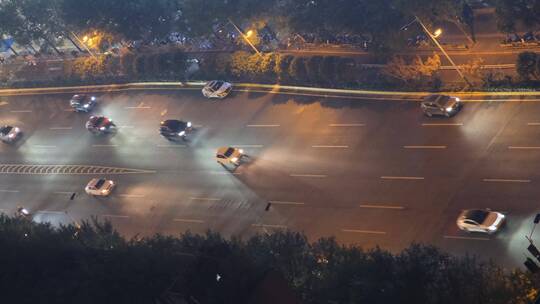 夜晚西安高新区唐延路的车流