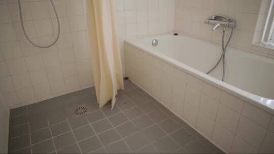 在空浴室内倾斜拍摄揭示浴缸视频素材模板下载