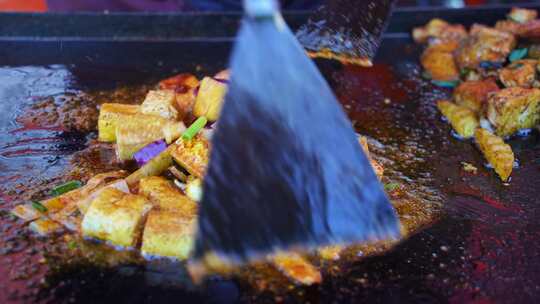 慢镜头云南旅游街头烹饪美食小吃建水豆腐