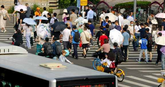 北京五道口成府路车流人流