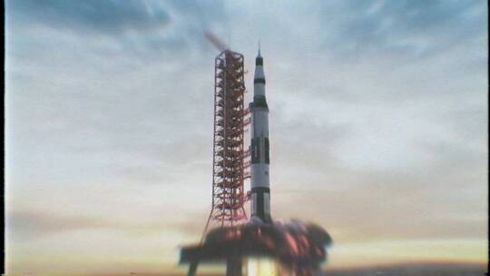 火箭在陆地上发射特写镜头
