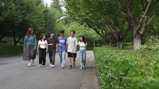 大学学校学生在校园走路升格