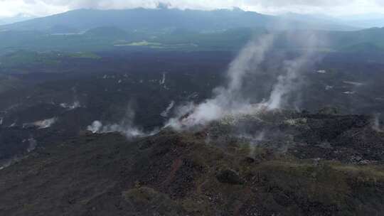 烟雾沿着火山裂谷上升