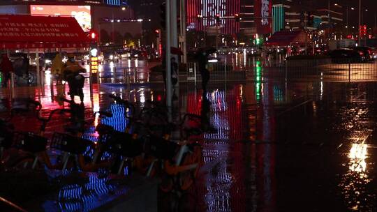 夜晚的街景人流