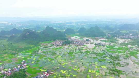 航拍桂林山水喀斯特峰林田园风光