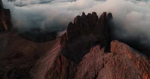 航拍高山云海巍峨山峰耸立