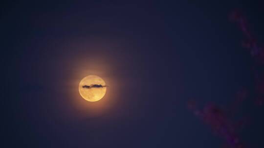 大月亮穿过云层