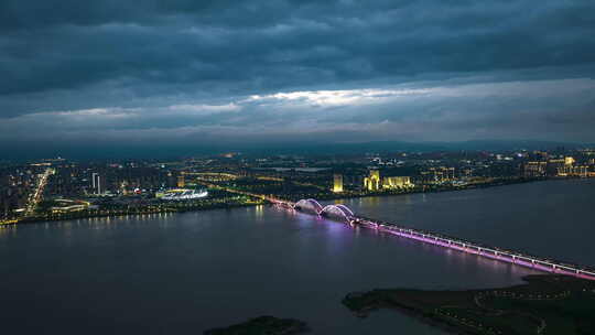 乌云下的南昌生米大桥日转夜延时航拍
