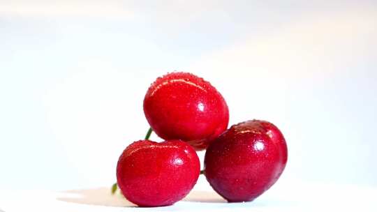 新鲜有水珠的红色樱桃摆盘展示特写