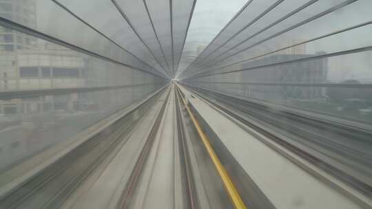 城市轨道交通行驶的轻轨列车隧道