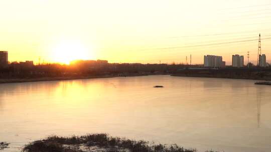 日出 湖水 远处建筑 岸边 阳光 自然