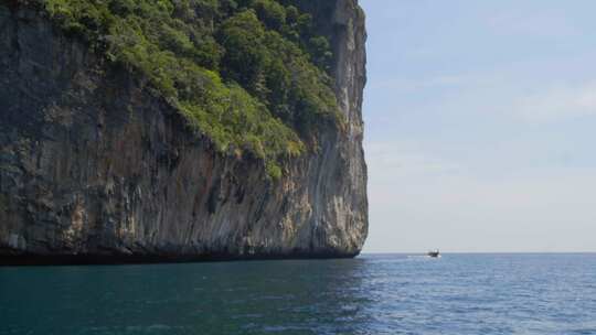 在岩石海岸线旁的海上航行的船