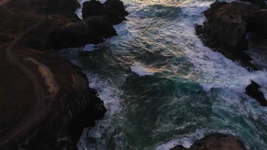 门多西诺海岸线鸟瞰岩石悬崖在黄金时段。