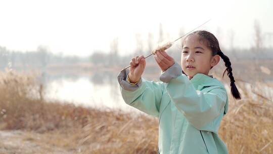 冬季在公园湖边游玩的中国女孩
